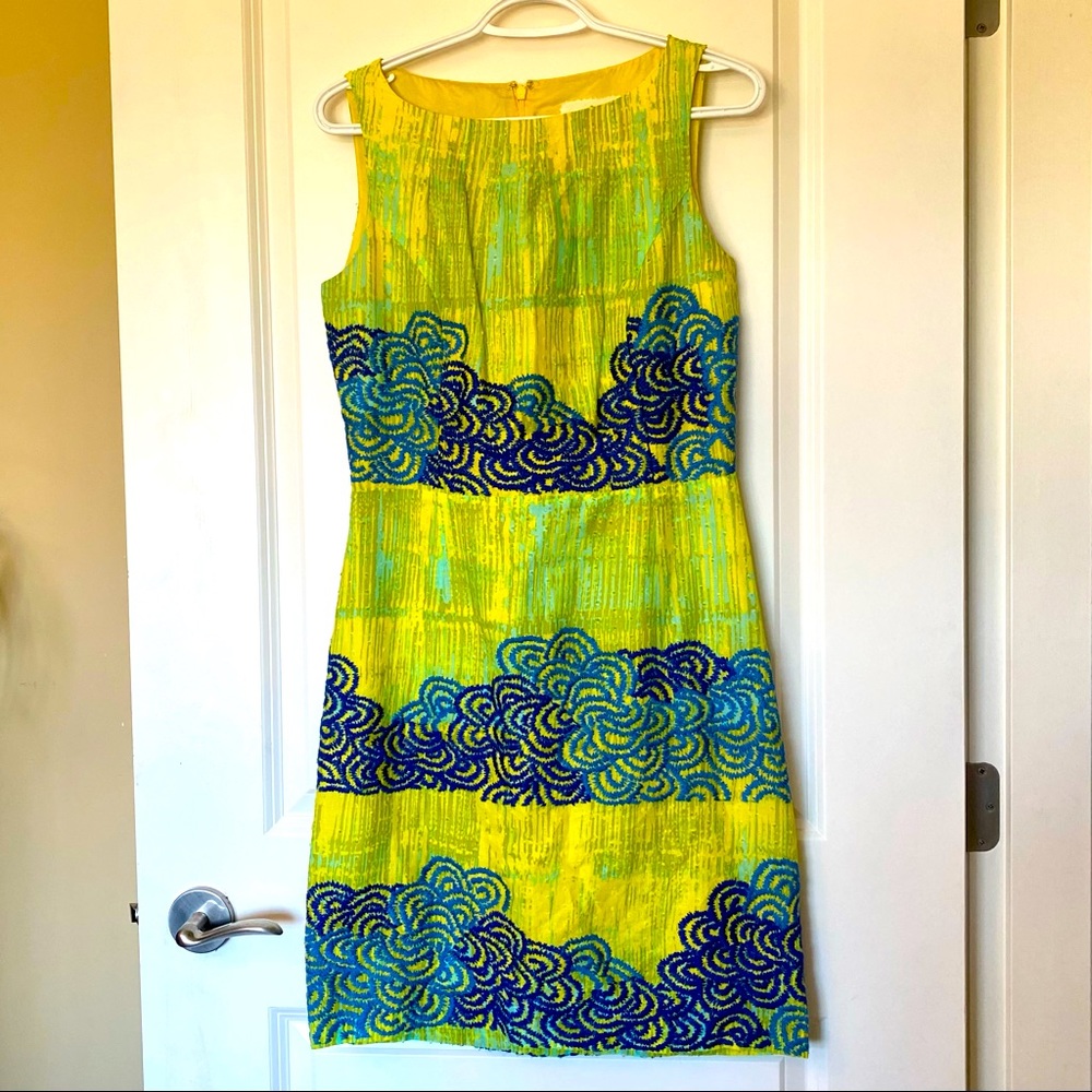 Sleeveless kneelength bright texture pattern dress